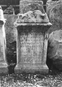 altare con iscrizione