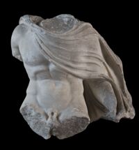 Torso virile con mantello