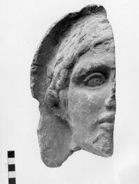 mezza testa maschile votiva