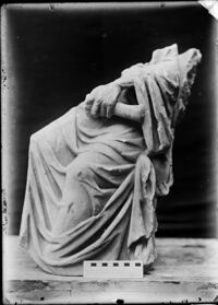 Frammento di sarcofago a lenòs con filosofi