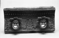 Gocciolatoio con maschere sileniche