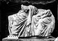 Frammento di sarcofago a lenòs con filosofi