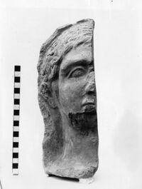 mezza testa maschile votiva