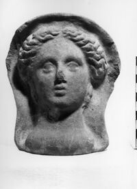 testa femminile votiva