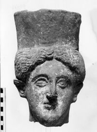 testa femminile votiva