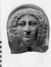 testa femminile votiva