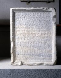 Ara con iscrizione erasa