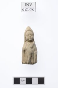 Statuetta di bambino incappucciato