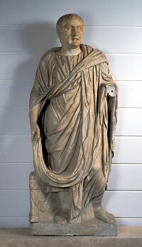 Statua togata con testa ritratto non pertinente