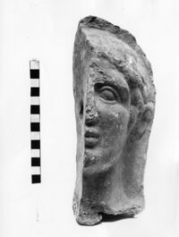 mezza testa maschile votiva