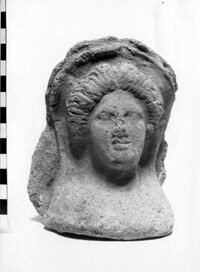 testa femminile votiva