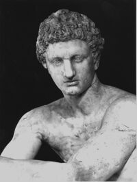 Statua di guerriero seduto