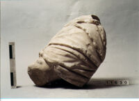 statua maschile/ gamba