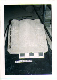 CORONAMENTO DI ALTARE CINERARIO