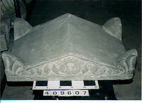 CORONAMENTO DI ALTARE FUNERARIO