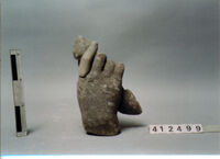 statua maschile/ mano