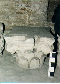 CAPITELLO COMPOSITO A FOGLIE LISCE DI COLONNA