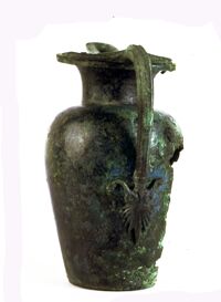 Oinochoe a becco