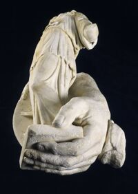 Mano con statuetta di Athena