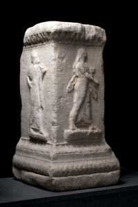 Altare quadrangolare con figure arcaistiche