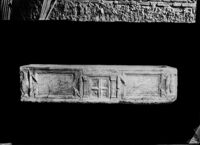 Sarcofago con porta dell'Ade