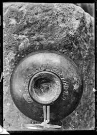 Coppa fittile con iscrizione intorno al pieduccio