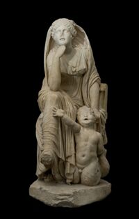 Statua di divinità marina seduta con tritone