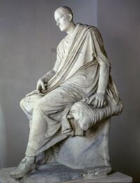 Statua di togato seduto