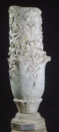 Candelabro con rilievi fitomorfi