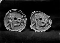 Lucerna con figurazioni di gladiatori