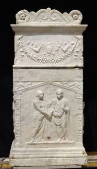 Altare funerario con scena di dextrarum iunctio