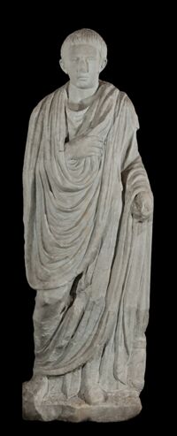 Stele funeraria con togato