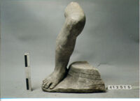 statua maschile/ gamba