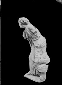 Statua di vecchia donna al mercato