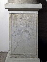 Altare funerario di Titus Manius Clamentianus