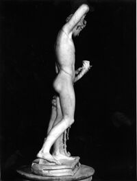 Statua del satiro versante