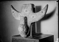 Ornamento applicato a testa di cigno in bronzo, elementi di carro