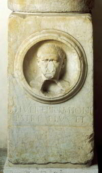 Altare funerario di Tiberius Iulius Primio