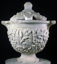 Urna cineraria a vaso con decorazione vegetale