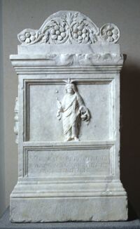 Ara sepolcrale di una sacerdotessa di Iside