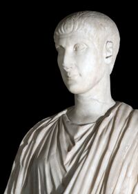 Statua con testa ritratto