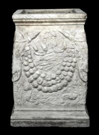 Ara con bucrani e ghirlande