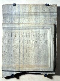 Lastra di T. Salvius Rufinus Minucius Opimianus