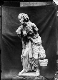 Statua di vecchia donna al mercato