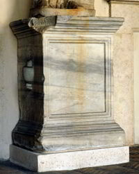 Altare funerario anepigrafe