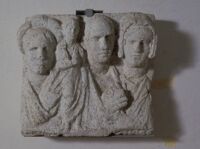 Stele funeraria con gruppo familiare