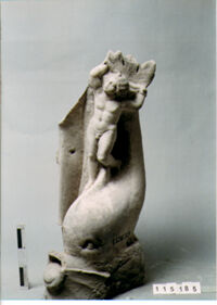 statua femminile/ gamba