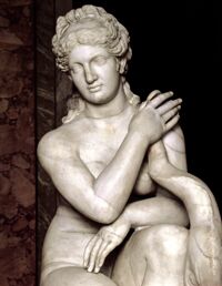 Statua di Afrodite accovacciata con delfino