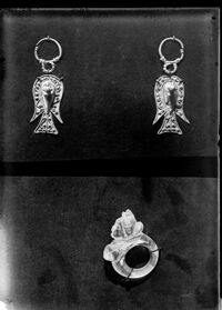 Orecchini d'oro e anello in cristallo di rocca da Nocera Umbra