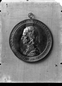Medaglione in onore di Teodoro Mommsen